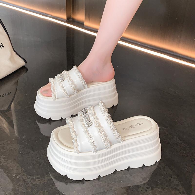 Beautiful one-word slippers women s 2025 summer new outer wear with skirt cool slippers heightened platform beach shoes 40 бежевий
Beautiful one-word slippers women s 2025 summer new outer wear with skirt cool slippers heightened platform beach shoes 40 бежевий