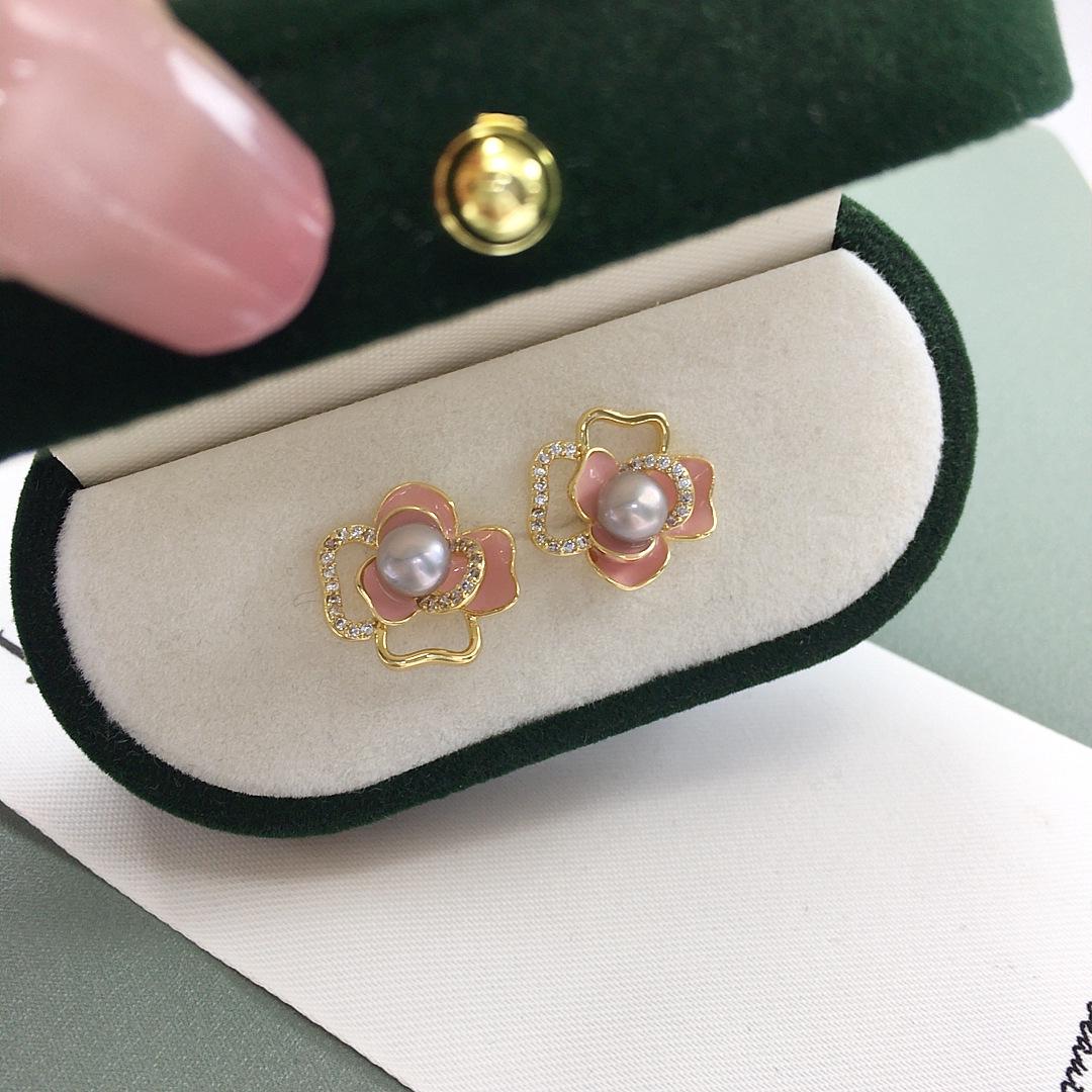 Gold Pink Camellia Freshwater Pearl Stud Earrings - Elegant Flower Design сірий колір
Gold Pink Camellia Freshwater Pearl Stud Earrings - Elegant Flower Design сірий колір