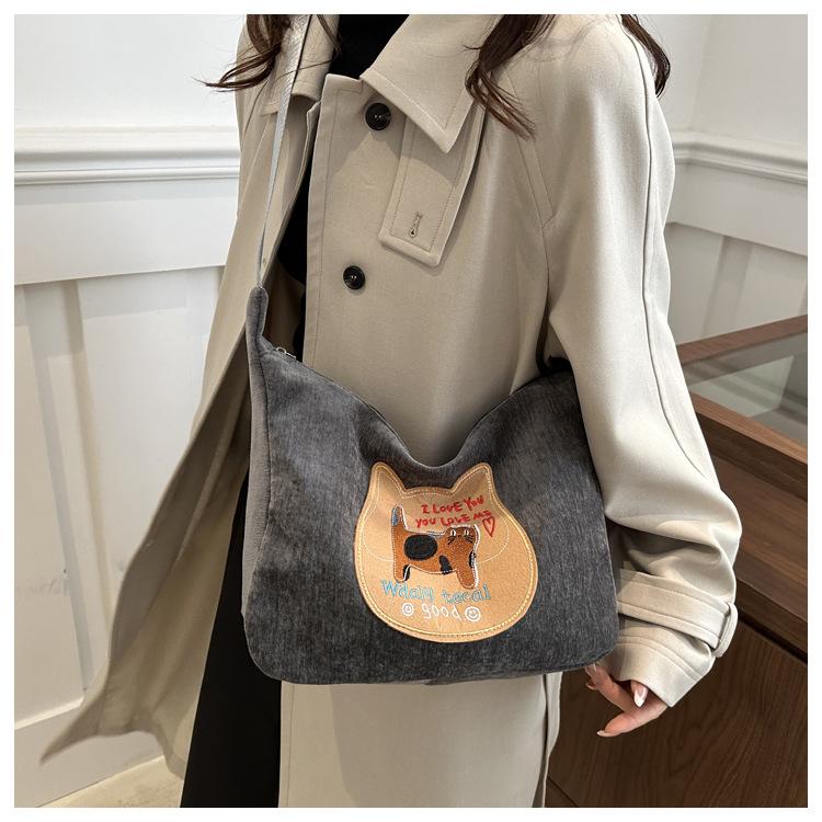 Biscuit cat oblique span bag women s autumn 2025 new trendy college wind tote bag Korean large-capacity shoulder backpack хакі
Biscuit cat oblique span bag women s autumn 2025 new trendy college wind tote bag Korean large-capacity shoulder backpack хакі