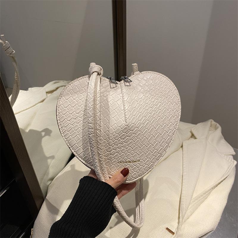 Fashion super popular niche design bag women s 2025 new popular messenger bag mini heart bag underarm bag червоний
Fashion super popular niche design bag women s 2025 new popular messenger bag mini heart bag underarm bag червоний