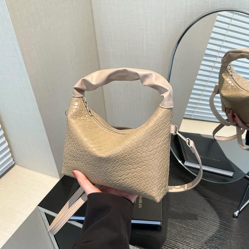 Korean version of the new winter fashion versatile bag women s high-value commuter handbag large-capacity retro messenger bag хаки
Korean version of the new winter fashion versatile bag women s high-value commuter handbag large-capacity retro messenger bag хаки