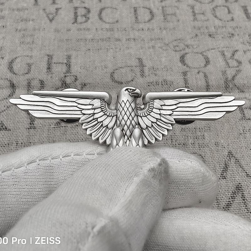 Металева нашивка «Летючий орел» в наявності: Радянська пам ятна медаль-брошка.
Металева нашивка «Летючий орел» в наявності: Радянська пам ятна медаль-брошка.