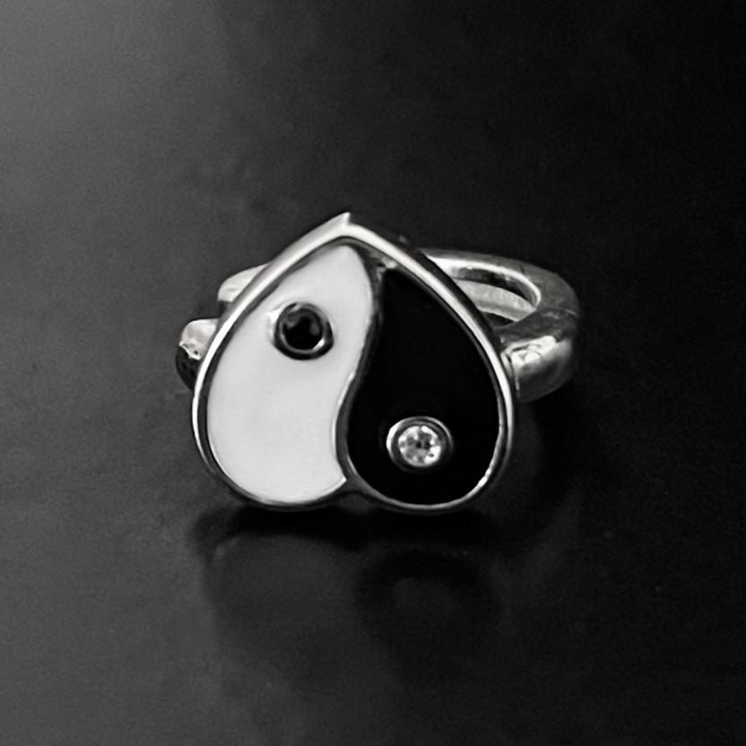 Черно-белые серьги-клипсы Tai Chi Love женские простые инс темпераментные высокие чувства 925 пробы стерлингового серебра без ушей клеевые украшения
Черно-белые серьги-клипсы Tai Chi Love женские простые инс темпераментные высокие чувства 925 пробы стерлингового серебра без ушей клеевые украшения