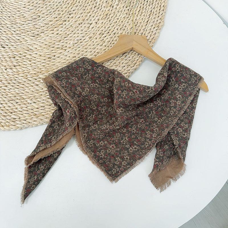 Шелковый треугольный шарф в стиле ретро - тонкий летний женский аксессуар для шеи
Шелковый треугольный шарф в стиле ретро - тонкий летний женский аксессуар для шеи