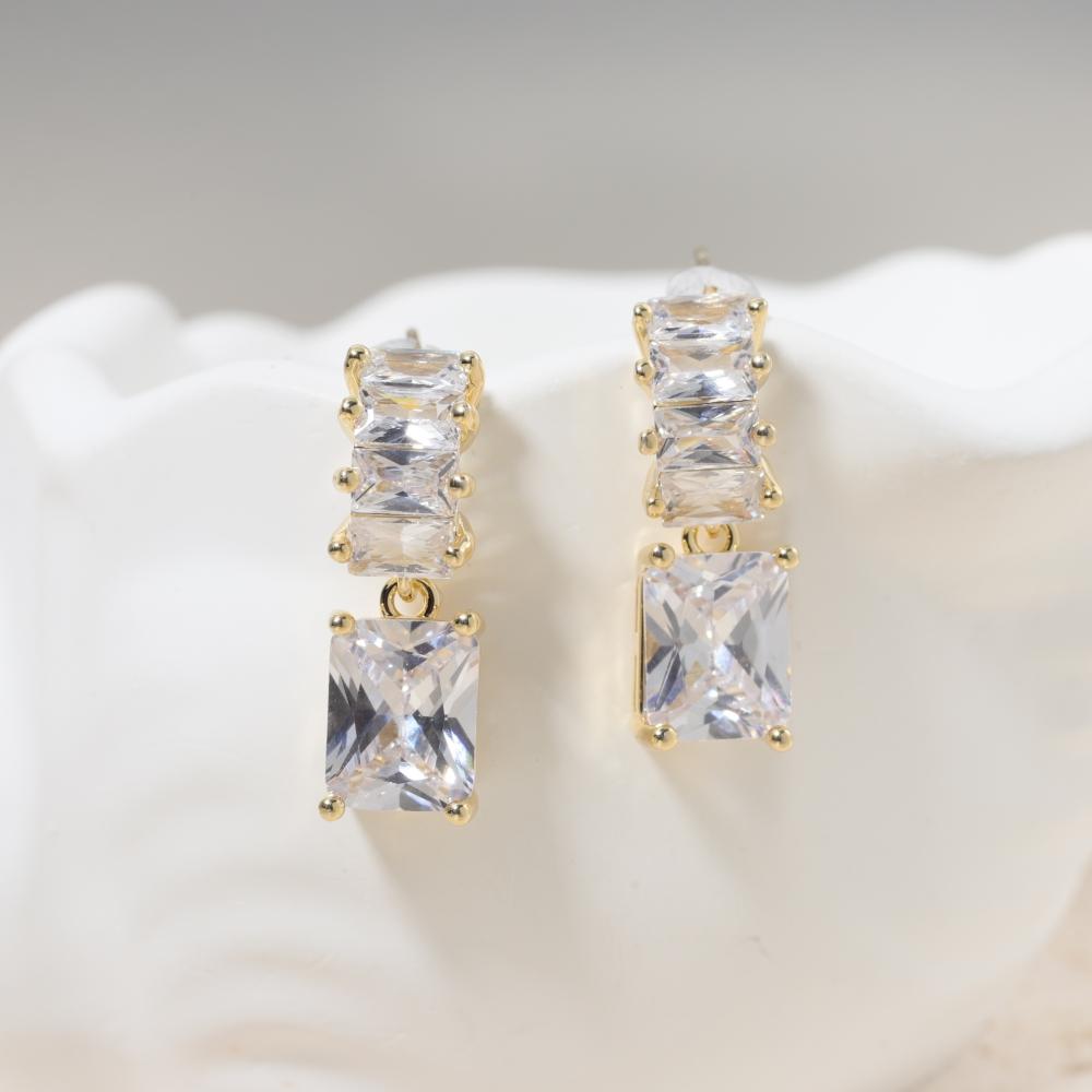 Golden Plated Copper Earrings with Clear Square Zirconia for Women Jewelry белый
Golden Plated Copper Earrings with Clear Square Zirconia for Women Jewelry белый
