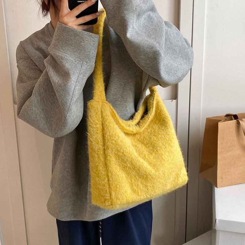 New style network autumn and winter versatile plush woolen large capacity tote bag simple and fashionable 38*14.5*31 жёлтый
New style network autumn and winter versatile plush woolen large capacity tote bag simple and fashionable 38*14.5*31 жёлтый