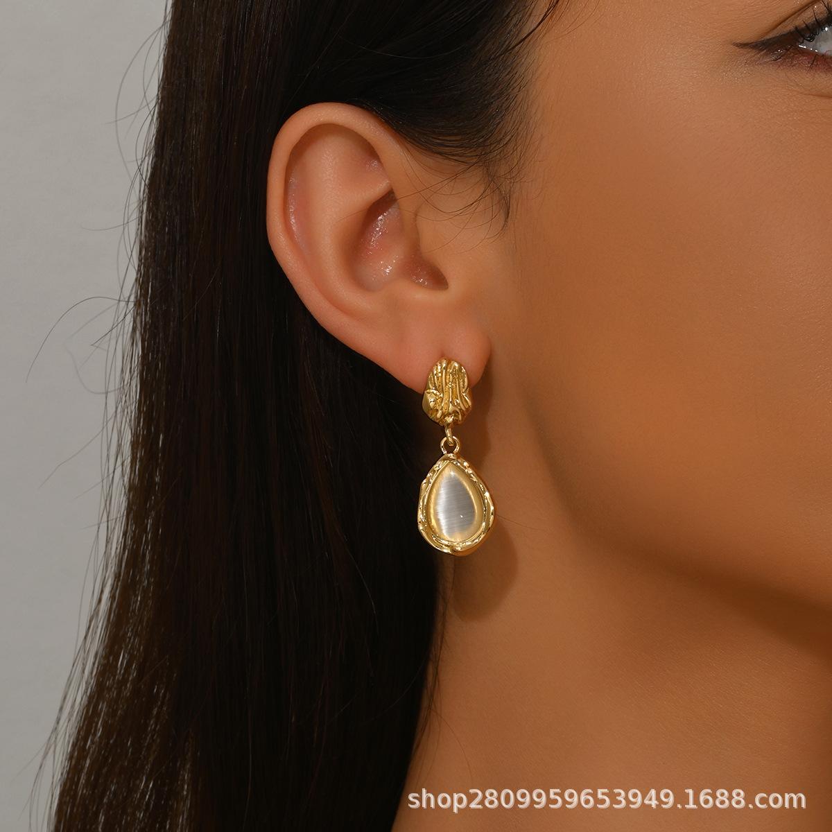 New simple temperament opal water drop earrings high sense simple irregular pleated earrings women
New simple temperament opal water drop earrings high sense simple irregular pleated earrings women