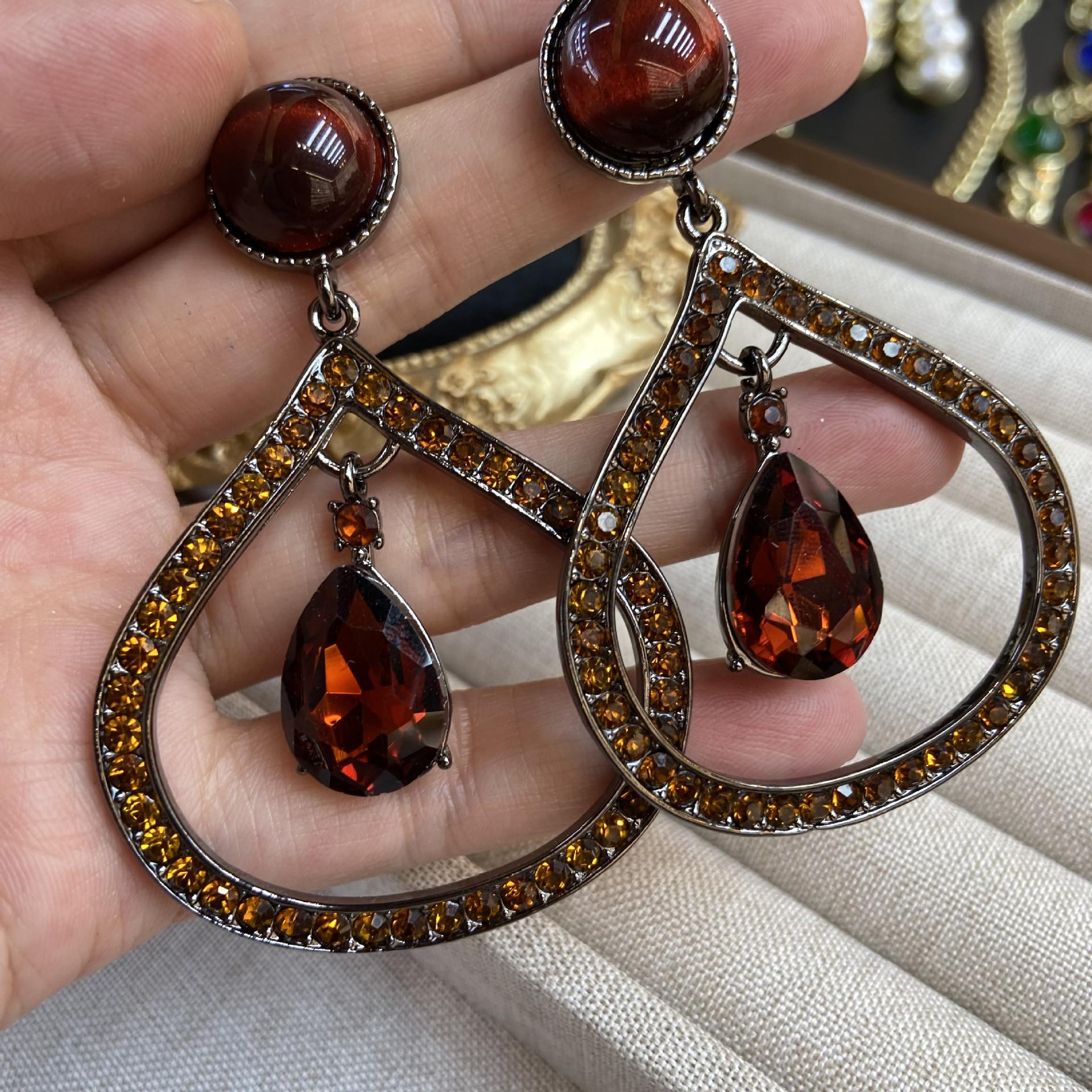 Catwalk Maillard Rhinestone Big Earrings Design Water Drop Studs Sexy Premium Exaggerated Earrings
Catwalk Maillard Rhinestone Big Earrings Design Water Drop Studs Sexy Premium Exaggerated Earrings