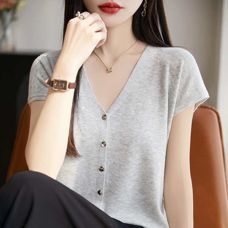 Жіночий легкий шовковий кардиган із 50% вовни та 50% тутового дерева – універсальний трикотаж на 4 сезони для комфорту та стилю на весь рік M курсант сірий колір
Жіночий легкий шовковий кардиган із 50% вовни та 50% тутового дерева – універсальний трикотаж на 4 сезони для комфорту та стилю на весь рік M курсант сірий колір