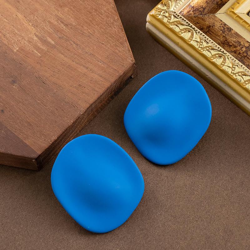 Korean version of sweet temperament holiday style irregular geometric paint stud earrings niche design high-end earrings women
Korean version of sweet temperament holiday style irregular geometric paint stud earrings niche design high-end earrings women