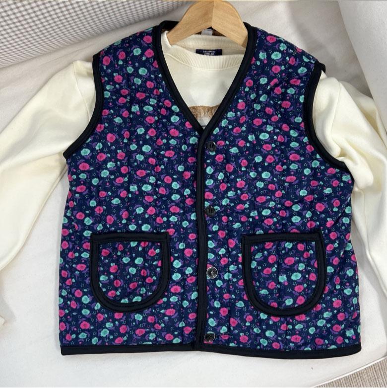 Floral Pattern Fleece-Lined Vest (“Kimjang Vest / Retro Grandma Style Vest”) 2 Dry Daisy
Floral Pattern Fleece-Lined Vest (“Kimjang Vest / Retro Grandma Style Vest”) 2 Dry Daisy