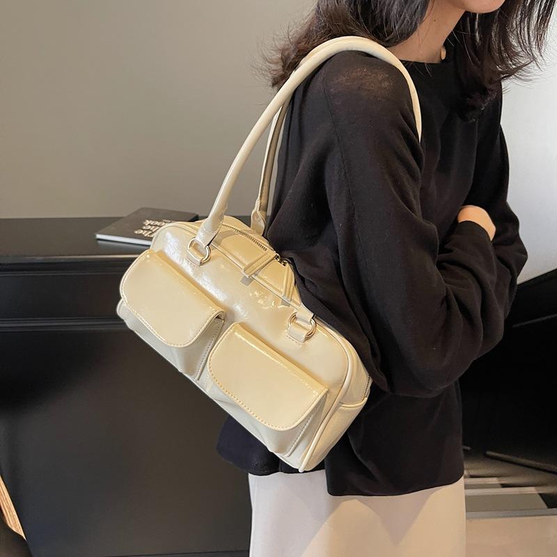 Women s bag 2025 autumn and winter new mother bag soft leather texture versatile shoulder messenger bag women s backpack 26*10*16 чёрный
Women s bag 2025 autumn and winter new mother bag soft leather texture versatile shoulder messenger bag women s backpack 26*10*16 чёрный
