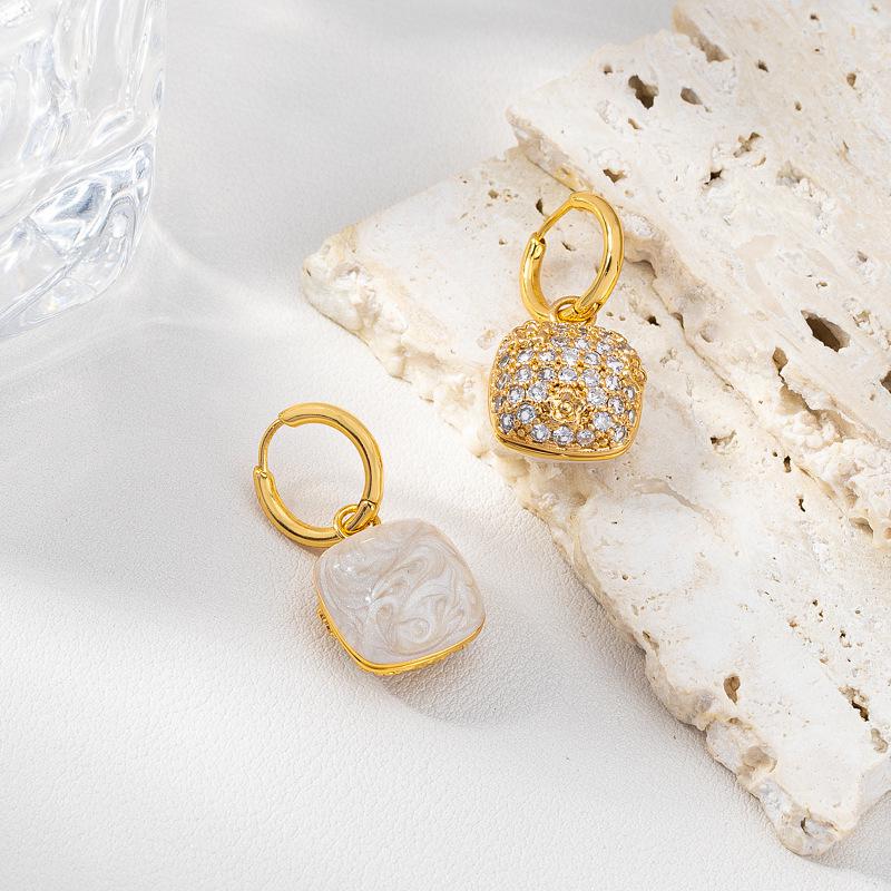 French Square Drip Glaze Ear Cuffs: 2025 Trendy Retro Socialite Design, Two-Way Light Luxury Versatile Statement Dangle Earrings for Women белый
French Square Drip Glaze Ear Cuffs: 2025 Trendy Retro Socialite Design, Two-Way Light Luxury Versatile Statement Dangle Earrings for Women белый