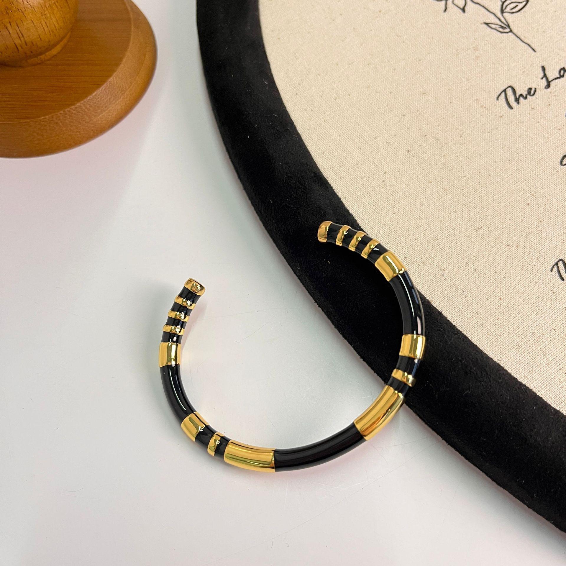 Французский нишевый дизайн Au * elieB * derm * nn браслет из черного и белого золота с контрастным тонким браслетом для женщин
Французский нишевый дизайн Au * elieB * derm * nn браслет из черного и белого золота с контрастным тонким браслетом для женщин