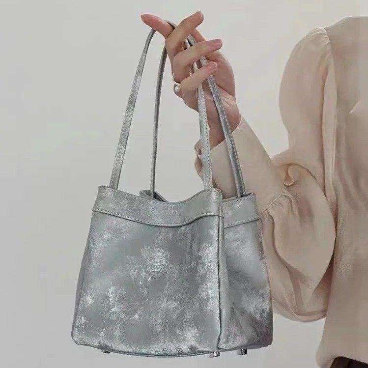 JIAERDI Retro Silver Bucket Crossbody Bags Purse Women Vintage Handle Casual Messenger Bag Wallet Female Y2k Hand Bag 2025 New 16x17x17cm срібний
JIAERDI Retro Silver Bucket Crossbody Bags Purse Women Vintage Handle Casual Messenger Bag Wallet Female Y2k Hand Bag 2025 New 16x17x17cm срібний