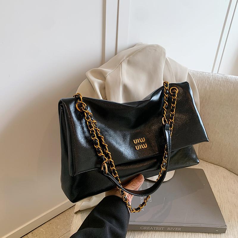 High-Quality Designer Large-Capacity Underarm Tote Bag Female New Wild Light Luxury High-End Commuter Chain Messenger Bag
High-Quality Designer Large-Capacity Underarm Tote Bag Female New Wild Light Luxury High-End Commuter Chain Messenger Bag
