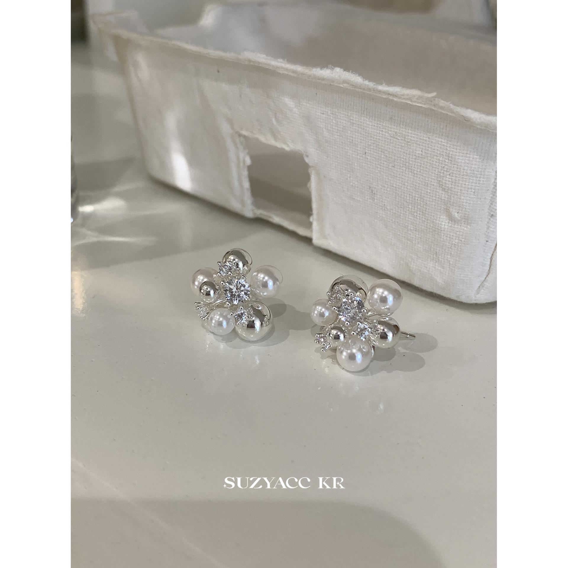 Rhinestone Pearl Flower Ball Earrings New Light Luxury Gentle Temperament Earrings Niche Premium Metal Pearl Earrings срібний
Rhinestone Pearl Flower Ball Earrings New Light Luxury Gentle Temperament Earrings Niche Premium Metal Pearl Earrings срібний