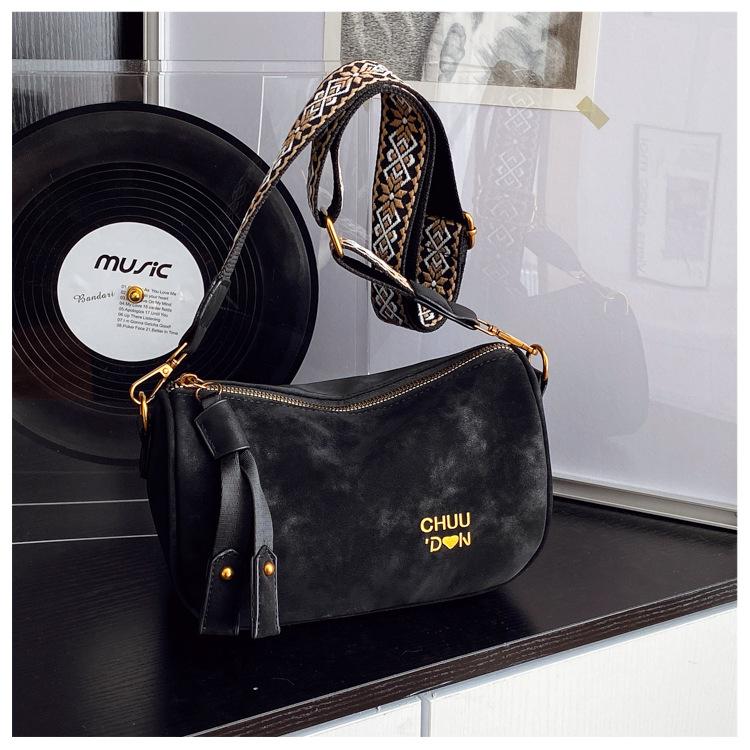 Fashion retro messenger women s bag simple and versatile 2025 new shoulder bag foreign casual wide shoulder strap messenger bag чёрный
Fashion retro messenger women s bag simple and versatile 2025 new shoulder bag foreign casual wide shoulder strap messenger bag чёрный