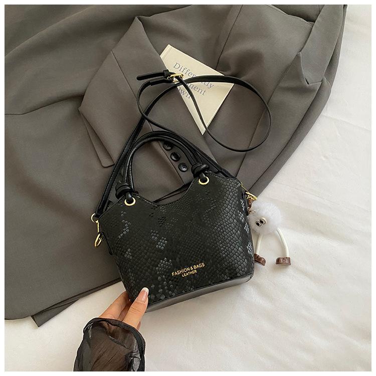 Trendy bucket small bag women s 2025 summer new portable tote bag, high-end sense, foreign style, fashionable and versatile messenger чёрный
Trendy bucket small bag women s 2025 summer new portable tote bag, high-end sense, foreign style, fashionable and versatile messenger чёрный