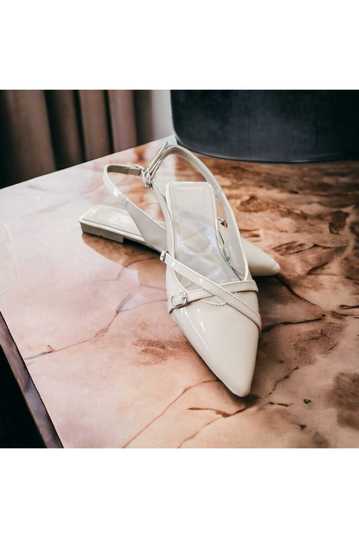 Women s Fashion Patent Leather Thick Heeled Ballerinas Beige Patent Leather Cross Strapped New Season Shoes 37
Women s Fashion Patent Leather Thick Heeled Ballerinas Beige Patent Leather Cross Strapped New Season Shoes 37