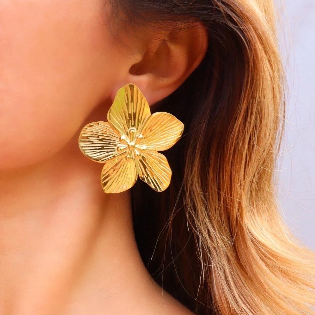 French Retro Gold Flower 18K Stainless Steel Stud Earrings for Women - Elegant and High-End Design серебряный
French Retro Gold Flower 18K Stainless Steel Stud Earrings for Women - Elegant and High-End Design серебряный