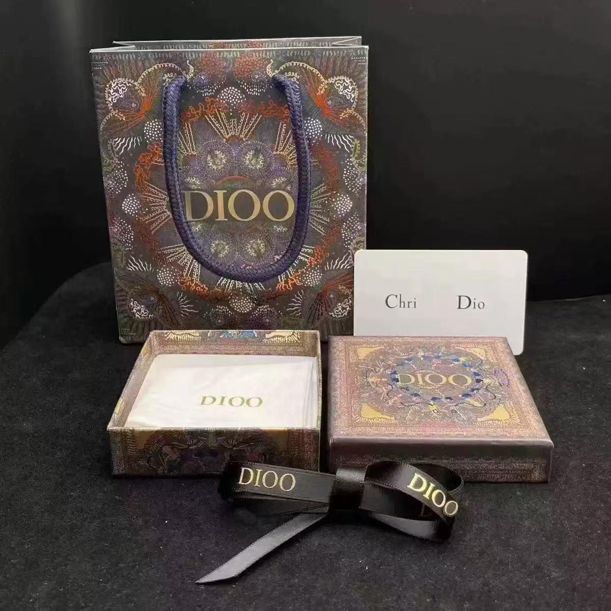 Класичний Жіночий Ретро Браслет Вищого Класу з Літерою CD, Матеріал: Латунь
Класичний Жіночий Ретро Браслет Вищого Класу з Літерою CD, Матеріал: Латунь