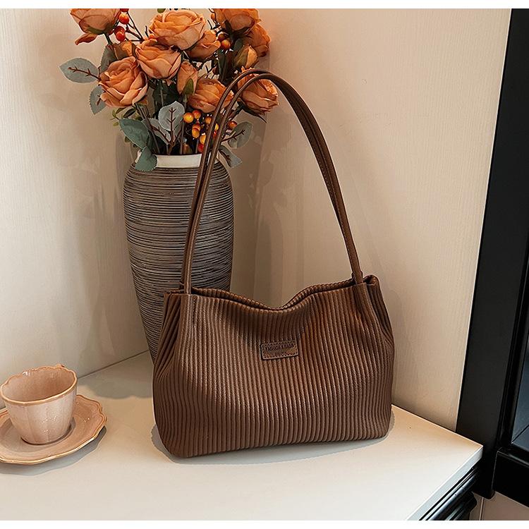 Новая модель 2024 года, популярная в этом году, вместительная сумка-тоут, повседневная и универсальная, сумка для студентов колледжей, сумка для поездок на работу
Новая модель 2024 года, популярная в этом году, вместительная сумка-тоут, повседневная и универсальная, сумка для студентов колледжей, сумка для поездок на работу