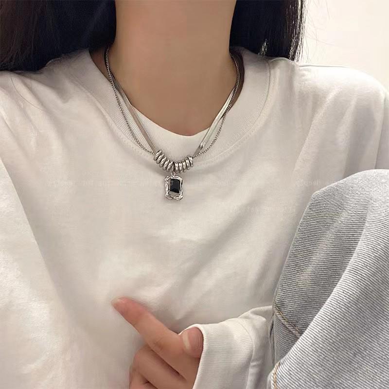 Ожерелье из титановой стали с квадратным хип-хоп подвеской в виде двухслойной ключицы для женщин
Ожерелье из титановой стали с квадратным хип-хоп подвеской в виде двухслойной ключицы для женщин