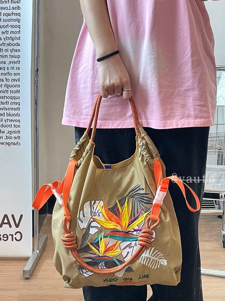 Экологичная сумка через плечо с вышивкой в виде тропического леса Medium
Экологичная сумка через плечо с вышивкой в виде тропического леса Medium