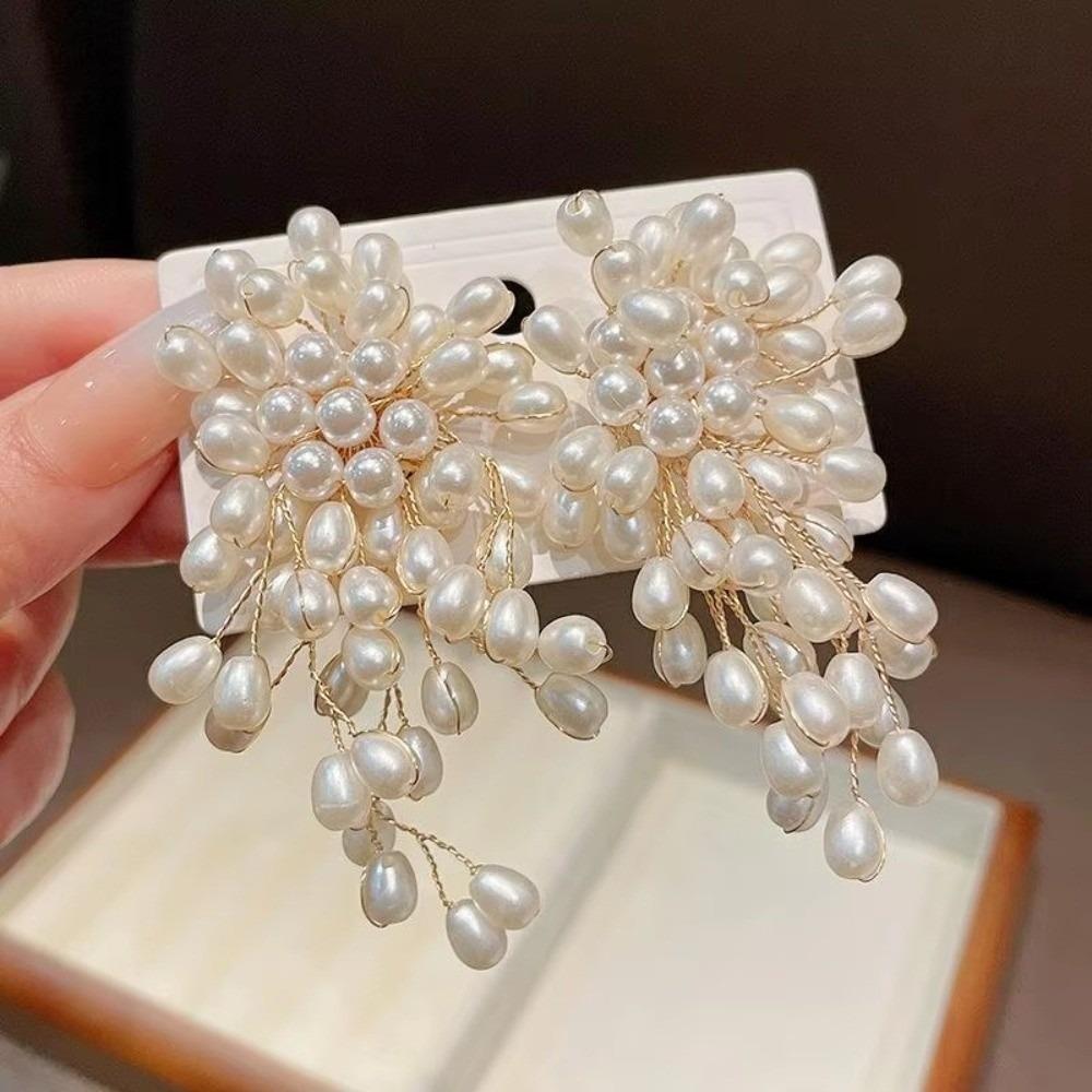 French Elegant Pearls Flower Earrings Temperament Bridal Pendant Earrings Bridal Wedding Pearl Fireworks
French Elegant Pearls Flower Earrings Temperament Bridal Pendant Earrings Bridal Wedding Pearl Fireworks