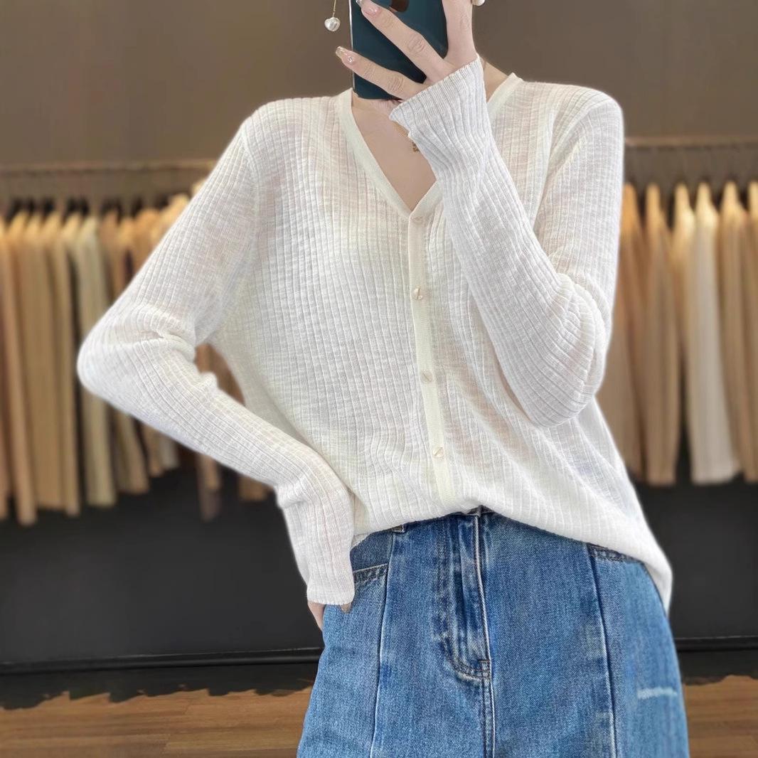 Spring-Summer Micro-Transparent V-Neck Sunscreen Ice Silk Cardigan for Women L (Weight 110-125 lbs)
Spring-Summer Micro-Transparent V-Neck Sunscreen Ice Silk Cardigan for Women L (Weight 110-125 lbs)