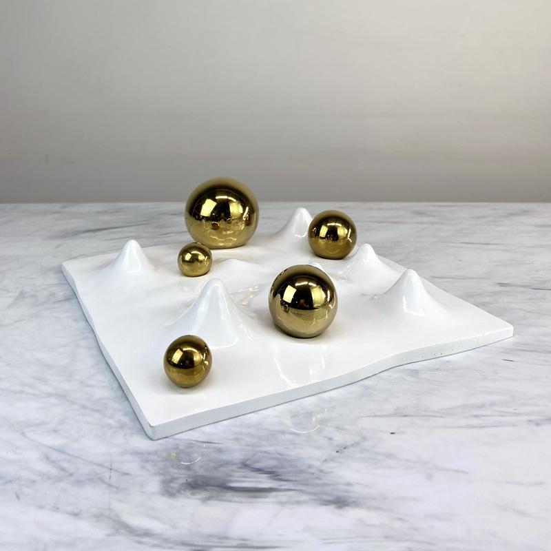 Современный простой и легкий роскошный черный серебристый металлический шар декоративный поднос модель гостиной геометрические украшения для хранения
Современный простой и легкий роскошный черный серебристый металлический шар декоративный поднос модель гостиной геометрические украшения для хранения