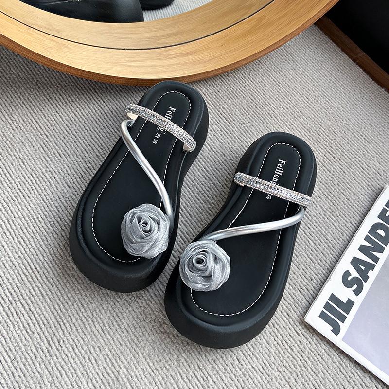 Flat-bottomed French small cool slippers women s 2025 new fashion summer beautiful skirt seaside beach slippers 35
Flat-bottomed French small cool slippers women s 2025 new fashion summer beautiful skirt seaside beach slippers 35