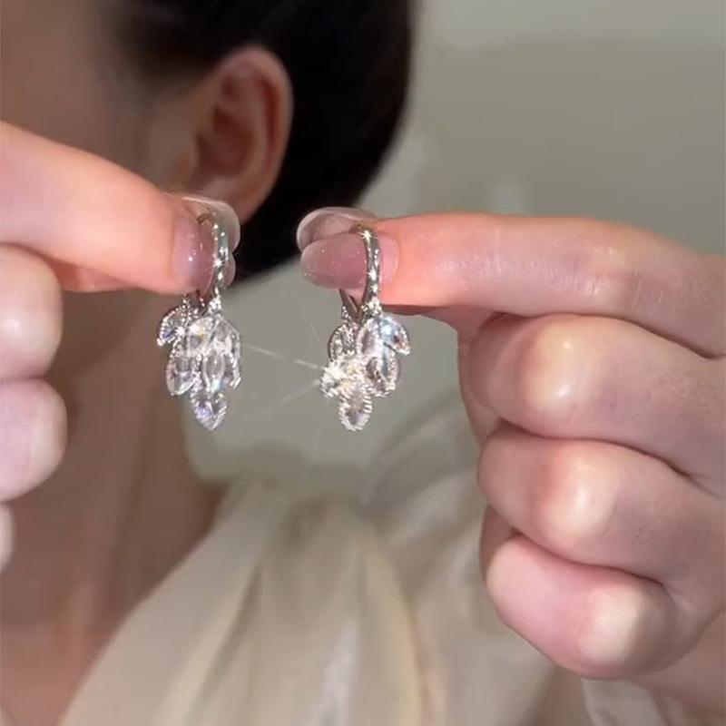 Серьги-подвески с цирконом в виде листа, легкая роскошь, модные, с темпераментом, универсальные серьги-клипсы, изысканные, высококлассные, нишевый дизайн, женские
Серьги-подвески с цирконом в виде листа, легкая роскошь, модные, с темпераментом, универсальные серьги-клипсы, изысканные, высококлассные, нишевый дизайн, женские