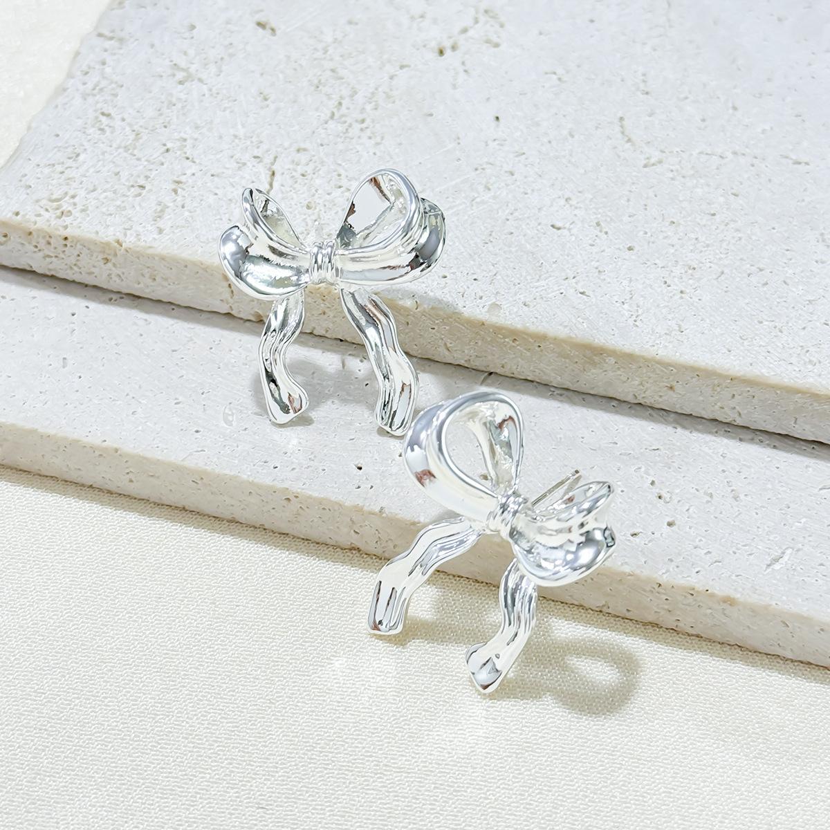 Bow Earrings, Versatile Femininity, Exquisite High-End Design, Ins Style, Light Luxury, Niche
Bow Earrings, Versatile Femininity, Exquisite High-End Design, Ins Style, Light Luxury, Niche