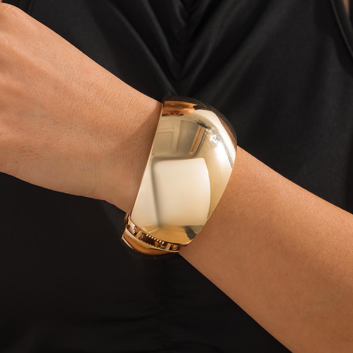 Шикарные нерегулярные металлические браслеты - европейский и американский модный комплект
Шикарные нерегулярные металлические браслеты - европейский и американский модный комплект