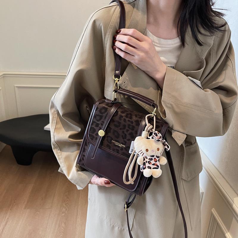 Сумка в стиле колледжа с леопардовым принтом, осенне-зимняя, новая, ретро, универсальная, для поездок на работу, рюкзак для студентов колледжа
Сумка в стиле колледжа с леопардовым принтом, осенне-зимняя, новая, ретро, универсальная, для поездок на работу, рюкзак для студентов колледжа