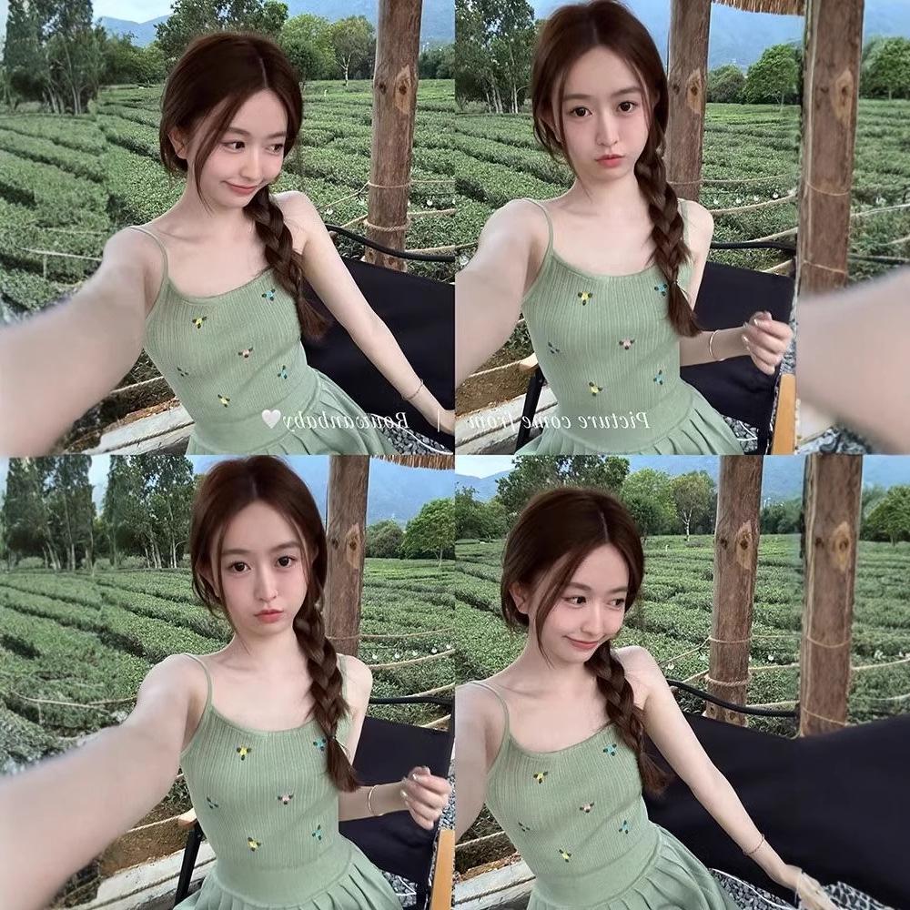 Floral Embroidery Knitted Camisole Dress - Girlish Pleated A-Line Skirt One Size (Up to 125 lbs)
Floral Embroidery Knitted Camisole Dress - Girlish Pleated A-Line Skirt One Size (Up to 125 lbs)