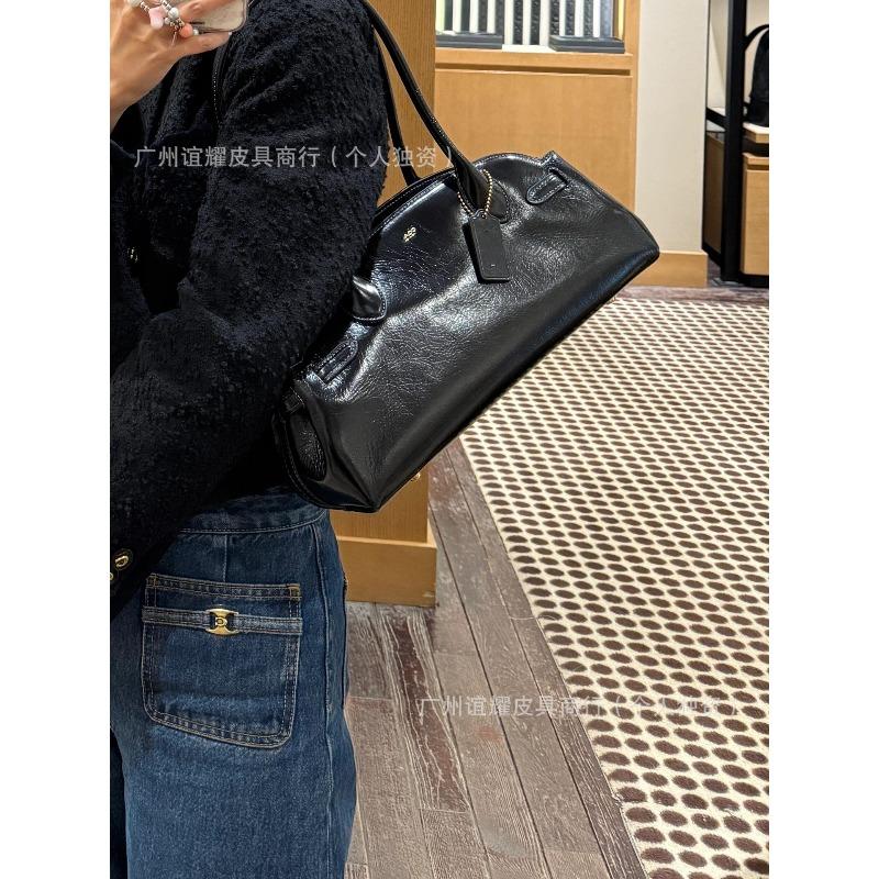 2 New Empire Carryall premium texture oil wax picofarad stick underarm bag fashion handbag 34*15*12
2 New Empire Carryall premium texture oil wax picofarad stick underarm bag fashion handbag 34*15*12