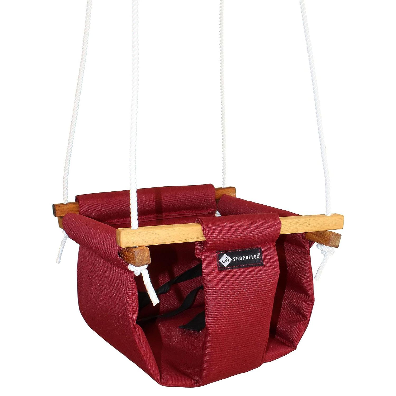 Гойдалки для дітей, дитячі гойдалки висять в приміщенні на відкритому повітрі.
Гойдалки для дітей, дитячі гойдалки висять в приміщенні на відкритому повітрі.