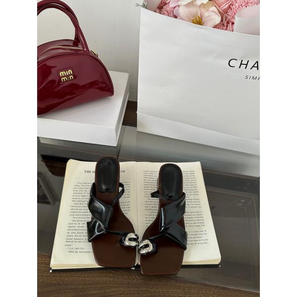 Модные шлепанцы с заклепками, квадратным носком и резиновой подошвой, женские шлепанцы на крестообразных завязках, женские гавайские шлепанцы на блочном каблуке 2025, шлепанцы из резины 35
Модные шлепанцы с заклепками, квадратным носком и резиновой подошвой, женские шлепанцы на крестообразных завязках, женские гавайские шлепанцы на блочном каблуке 2025, шлепанцы из резины 35