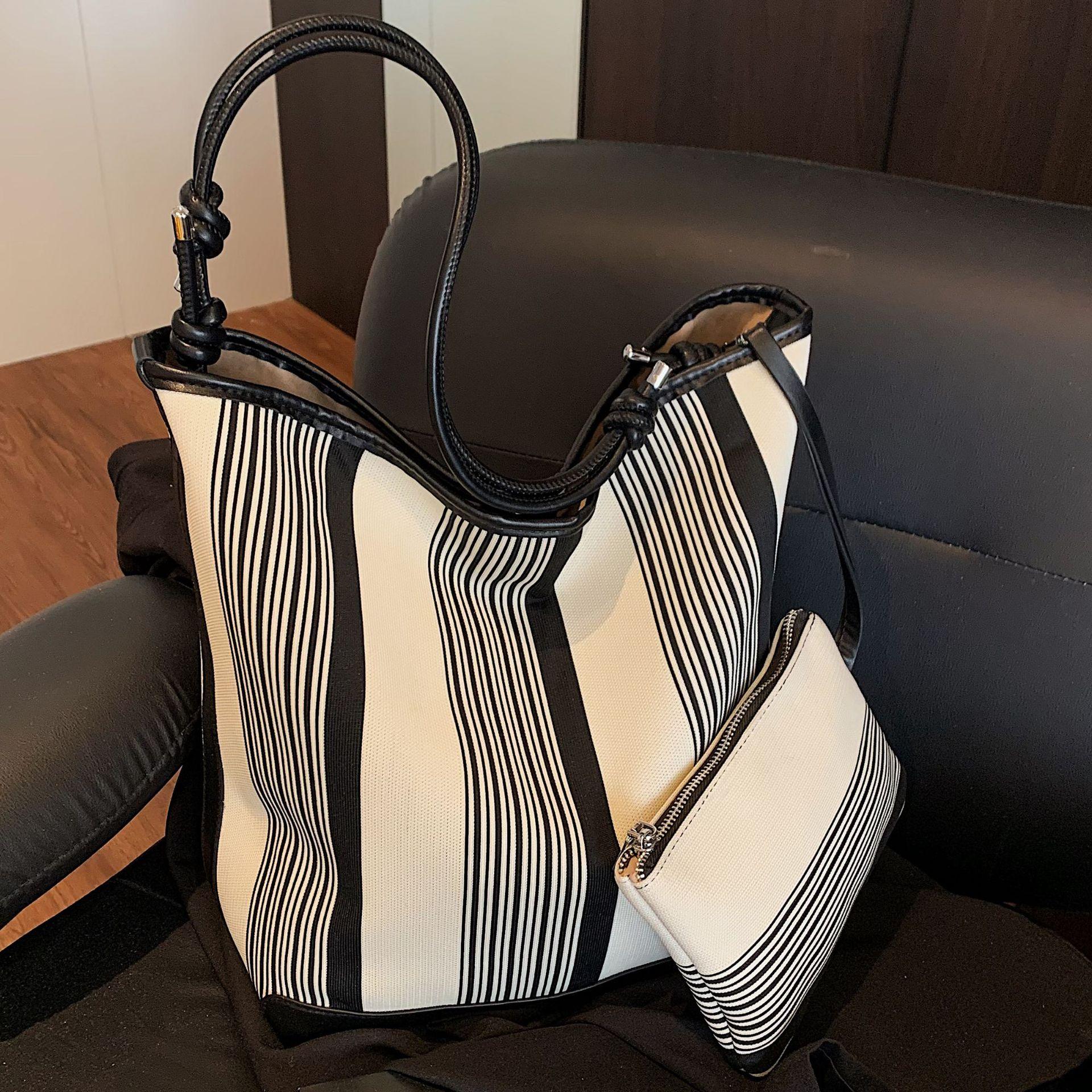 2025 spring new Korean version big bag fashionable simple versatile casual commuter splicing shoulder bag niche design bag чёрный
2025 spring new Korean version big bag fashionable simple versatile casual commuter splicing shoulder bag niche design bag чёрный