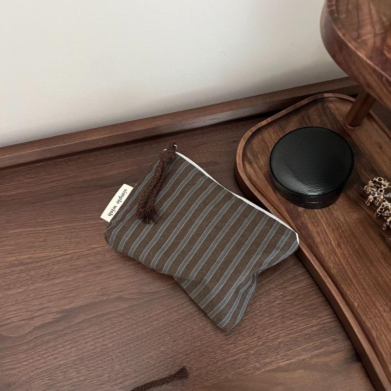 Retro Plaid Women Mini Makeup Bag Coin Purse Zipper Small Pouch Portable Female Lipstick Cosmetic Organizer Storage Bag
Retro Plaid Women Mini Makeup Bag Coin Purse Zipper Small Pouch Portable Female Lipstick Cosmetic Organizer Storage Bag