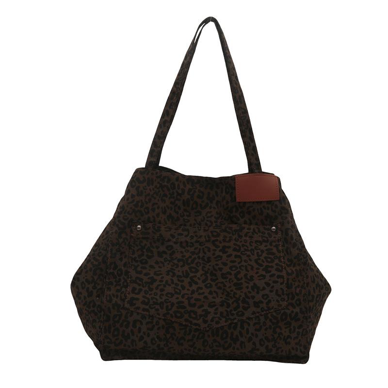 Leopard print large-capacity bag women s spring and summer portable commuter mommy bag retro versatile shoulder bag
Leopard print large-capacity bag women s spring and summer portable commuter mommy bag retro versatile shoulder bag