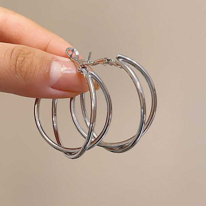 Простые гладкие серьги-кольца Универсальные серьги с темпераментом холодного ветра Нишевые серьги класса люкс
Простые гладкие серьги-кольца Универсальные серьги с темпераментом холодного ветра Нишевые серьги класса люкс