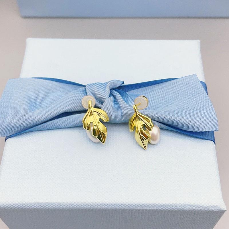 Elegant and Sophisticated New Product, Gold Leaf Pearl Earrings, Light Luxury Style, Niche Fashion, Versatile Silver Needle Earrings for Women
Elegant and Sophisticated New Product, Gold Leaf Pearl Earrings, Light Luxury Style, Niche Fashion, Versatile Silver Needle Earrings for Women