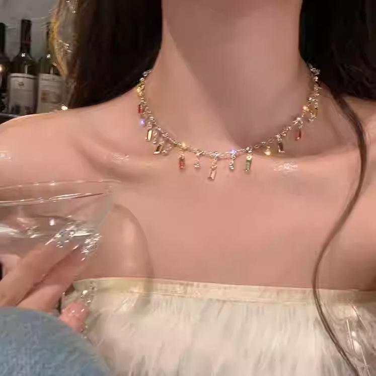 Color diamond-encrusted fringed necklace women s summer light luxury niche high-end neck chain exquisite fashion temperament versatile collarbone chai
Color diamond-encrusted fringed necklace women s summer light luxury niche high-end neck chain exquisite fashion temperament versatile collarbone chai