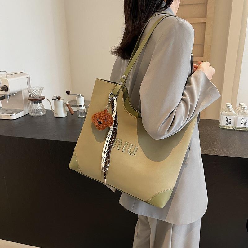 Retro fashion large-capacity shoulder bag women s 2025 new autumn trendy casual tote bag premium underarm bag 34*10*30 чёрный
Retro fashion large-capacity shoulder bag women s 2025 new autumn trendy casual tote bag premium underarm bag 34*10*30 чёрный