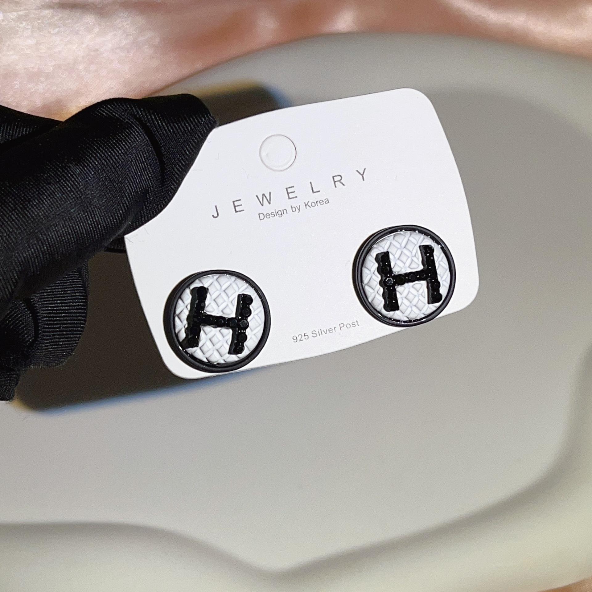 Women H Earrings Retro Simple Fashionable and Versatile Jewelry Accessories білий
Women H Earrings Retro Simple Fashionable and Versatile Jewelry Accessories білий