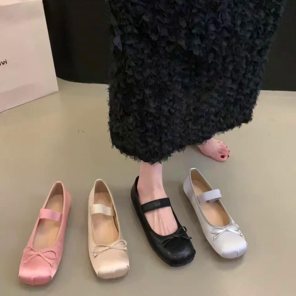 Dongdaemun spring new small fragrant style retro ballet shoes fairy style small leather shoes light mouth ladyshoes female 40 срібний
Dongdaemun spring new small fragrant style retro ballet shoes fairy style small leather shoes light mouth ladyshoes female 40 срібний